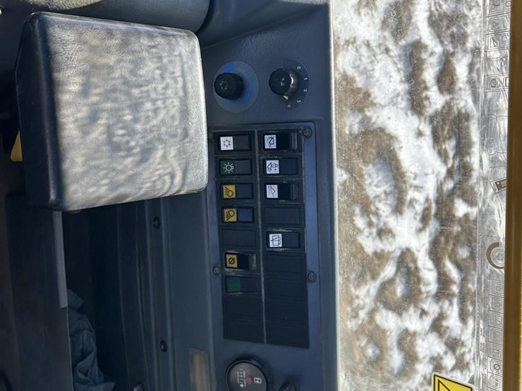 1997-volvo-l90c-image-36