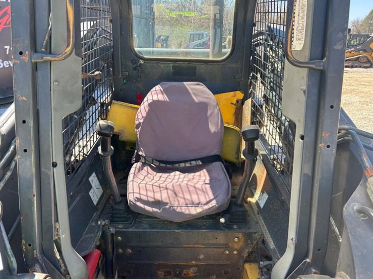 new-holland-l230-image-12