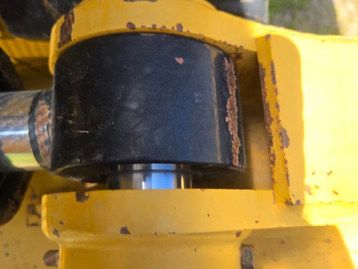 2014-caterpillar-953d-image-105