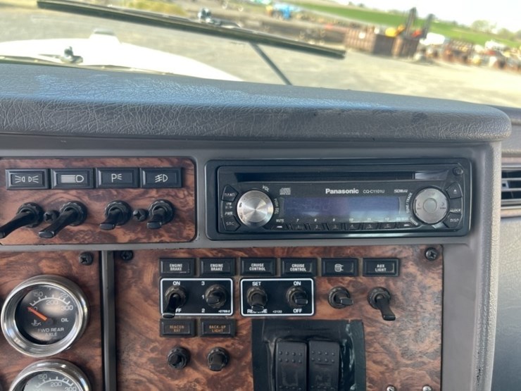 2002-kenworth-w900-image-35