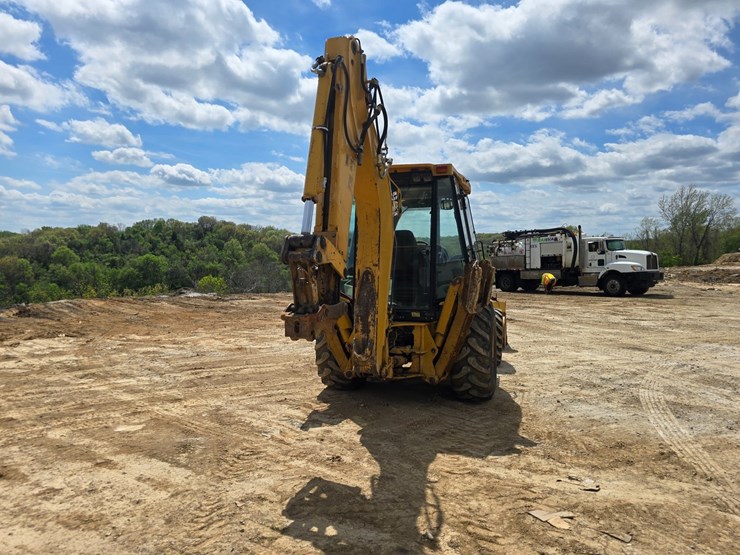 2005-caterpillar-420d-image-13