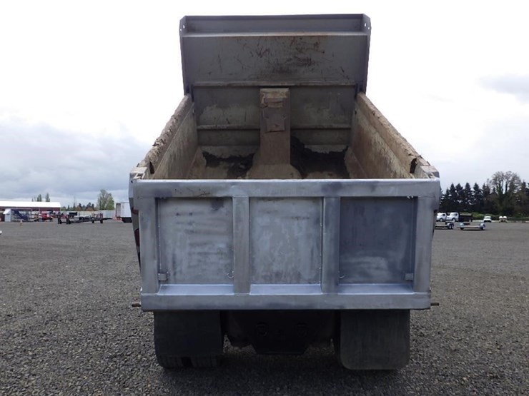 2010-peterbilt-337-image-9