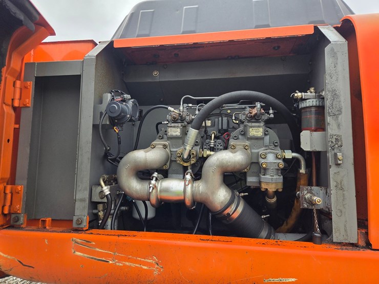 hitachi-zx330-lc-image-31