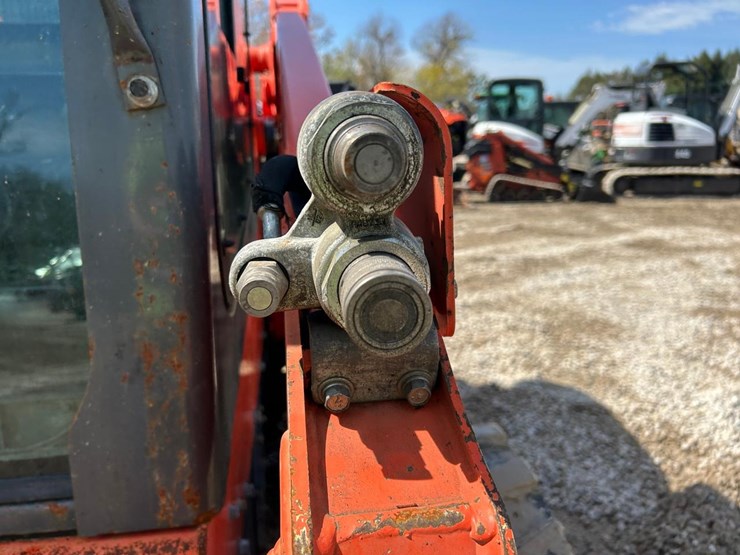 2017-kubota-ssv75-image-11