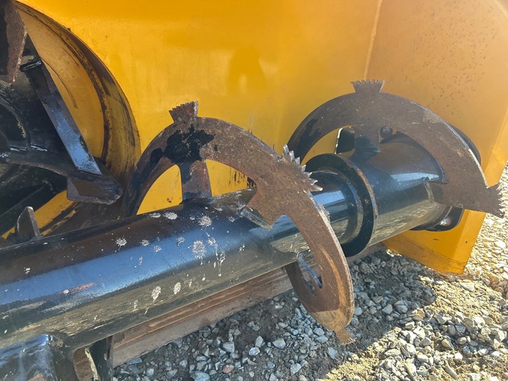 new-holland-l216-image-12