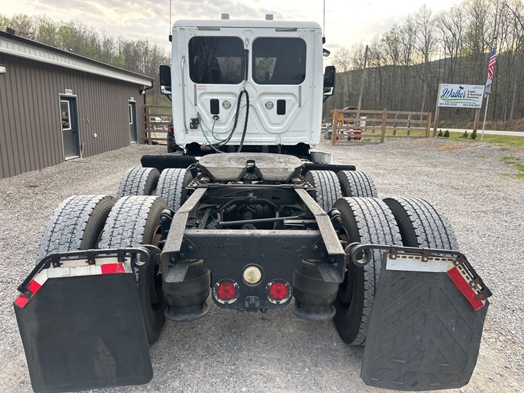2014-freightliner-cascadia-125-image-5