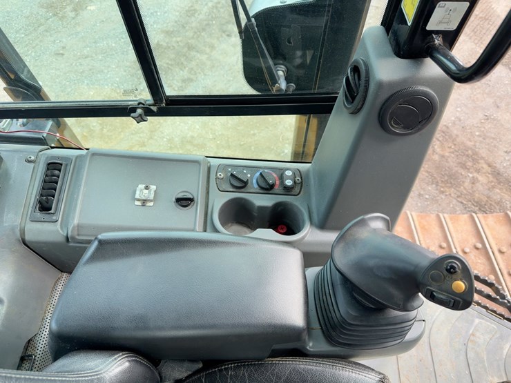 2016-caterpillar-d6k2-xl-image-34