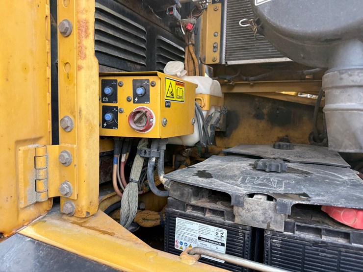 caterpillar-330d-image-58