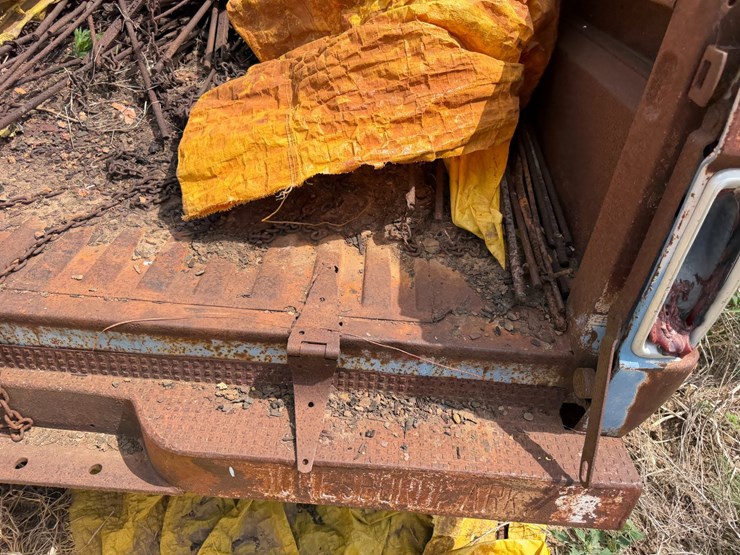 #45266-•-8.5'-bed-trailer-w/levee-spills-image-10