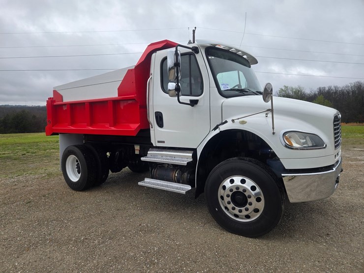 2012-freightliner-m2-106-image-21