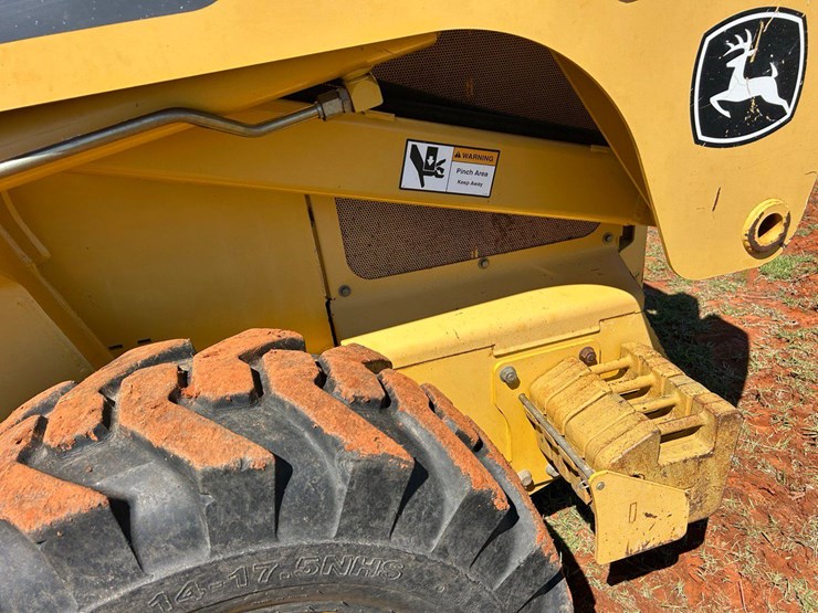 2008-deere-332-image-26