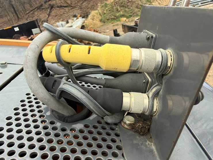 2016-case-1650m-image-67