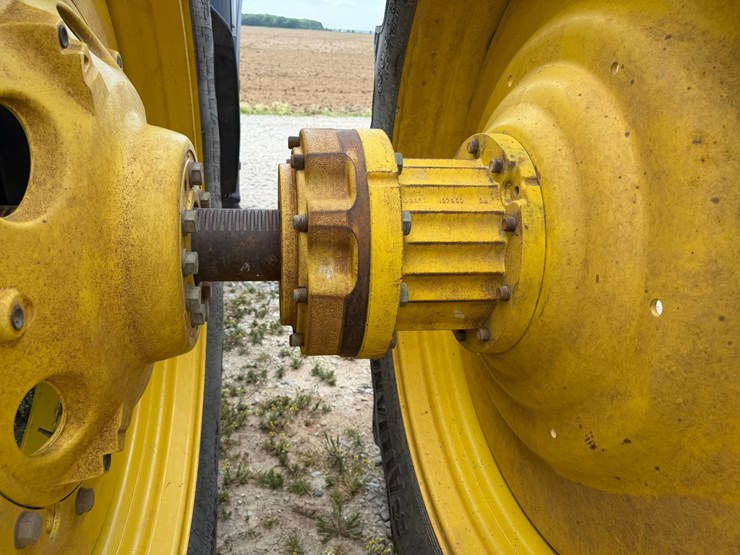 2012-john-deere-8235r-image-12