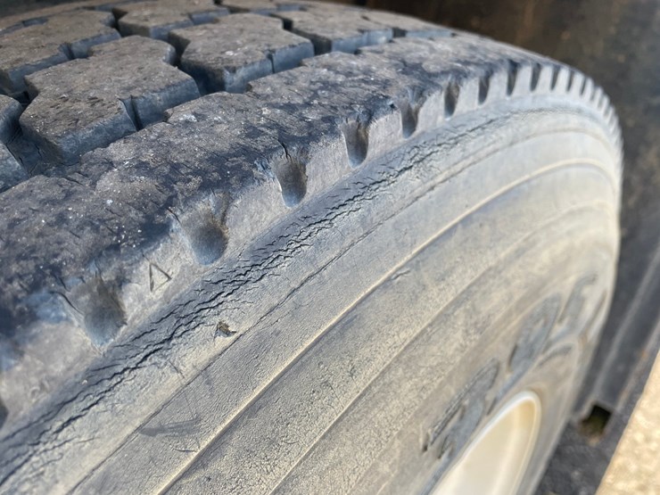 1995-peterbilt-330-image-21