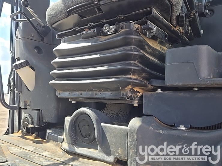 2019-deere-670g-image-105