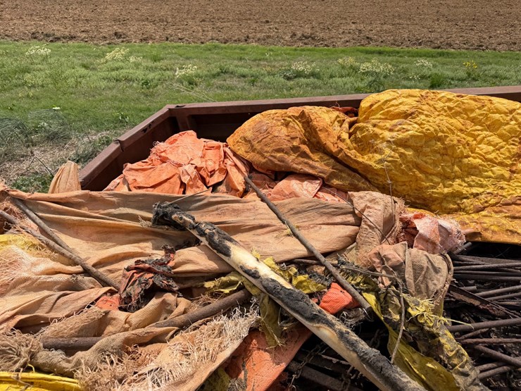 #45266-•-8.5'-bed-trailer-w/levee-spills-image-17