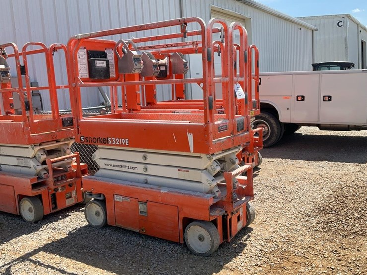 #410-•-snorkel-19'-scissor-lift-image-2