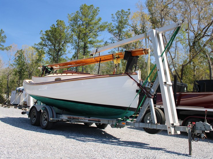 #9545-•-grimmalkin-–-18'-fenwick-williams-classic-wooden-catboat-w/-trailer-image-23