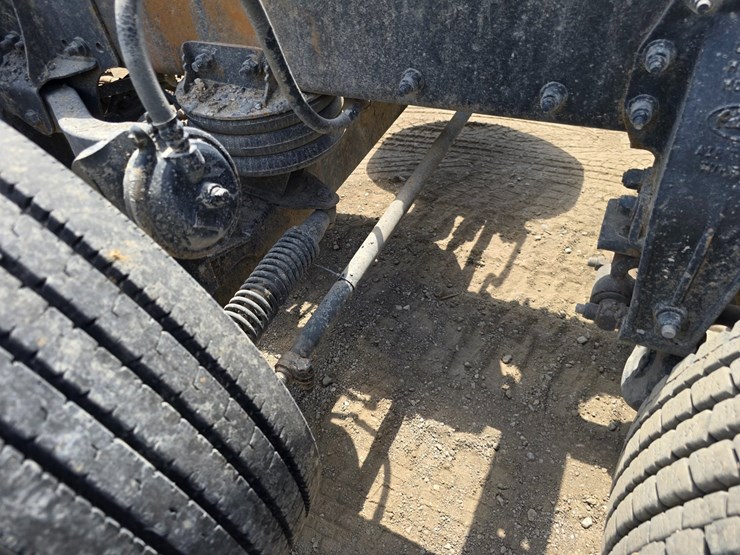 2017-peterbilt-348-image-93