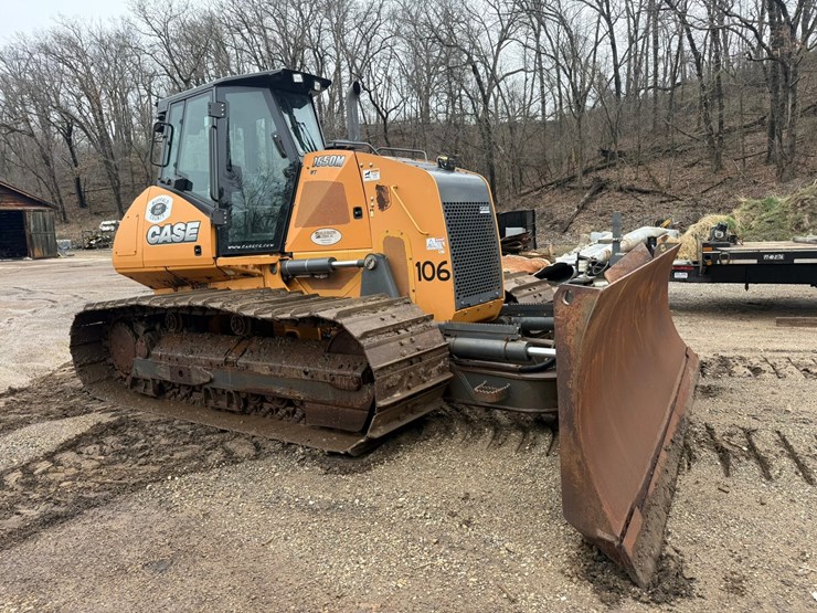 2016-case-1650m-image-7