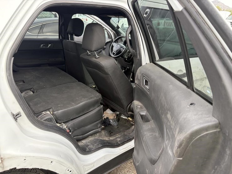 2017-ford-explorer-image-16