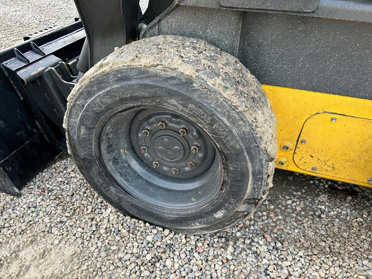 2017-new-holland-l218-image-16