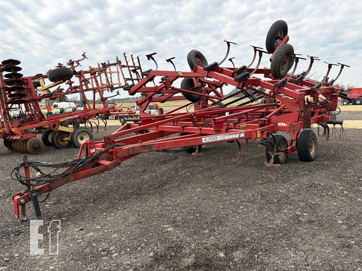 case-ih-4300-image-1