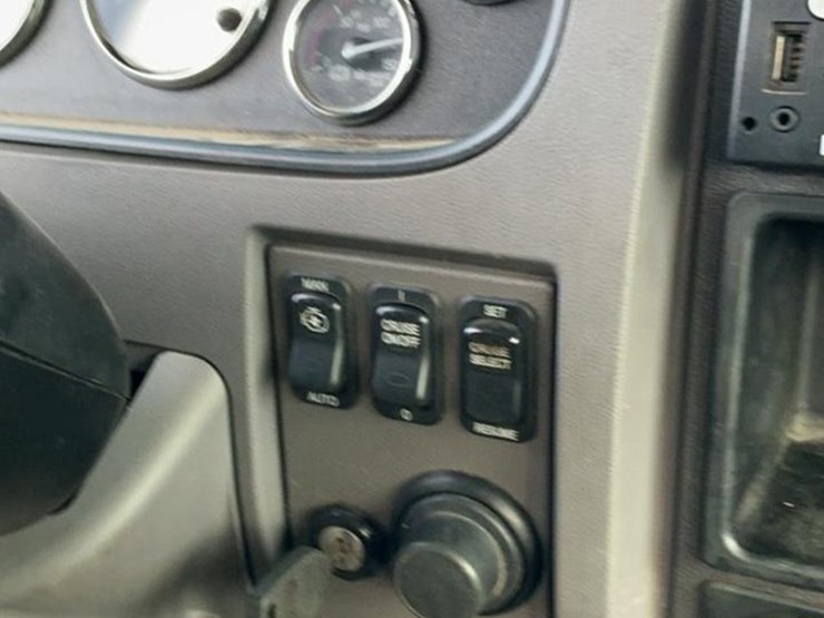 2021-peterbilt-337-image-26