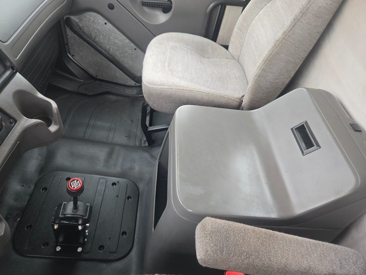 2012-freightliner-m2-106-image-78