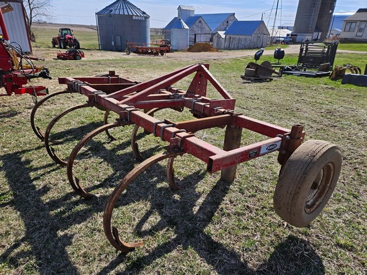 #529-•-schultz-7-shank-3pt-chisel-plow-image-5