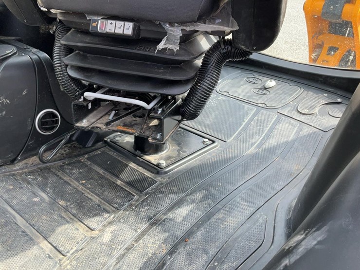 2023-jcb-3cx-image-12