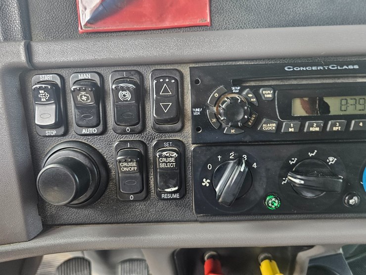 2012-peterbilt-384-image-85