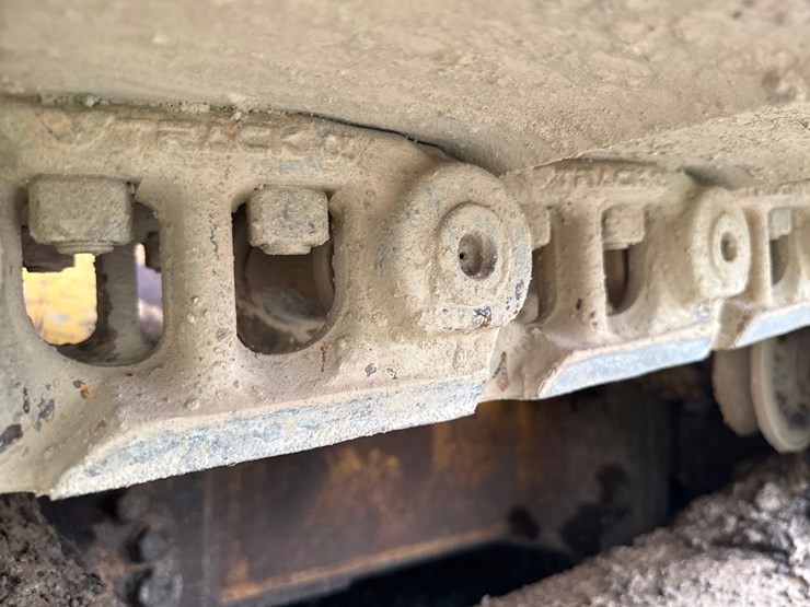 2005-deere-700j-xlt-image-52