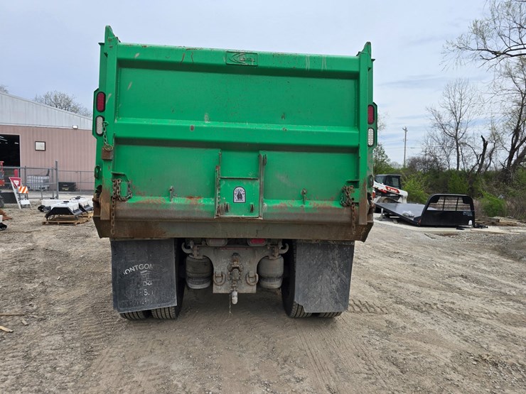 2017-peterbilt-348-image-11