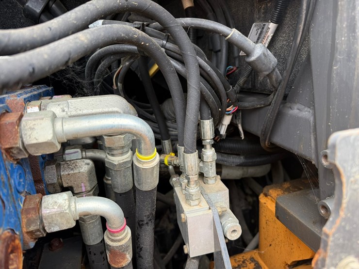 2016-case-1650m-image-54