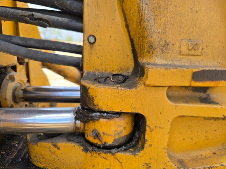 2005-caterpillar-420d-image-45