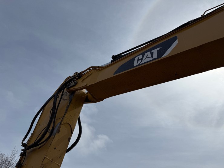 caterpillar-330d-image-34