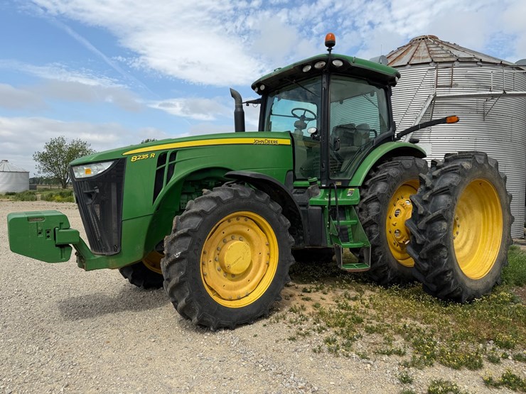 2012-john-deere-8235r-image-1