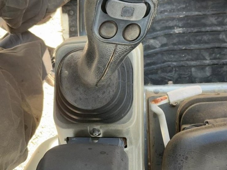 2017-takeuchi-tb240-image-27