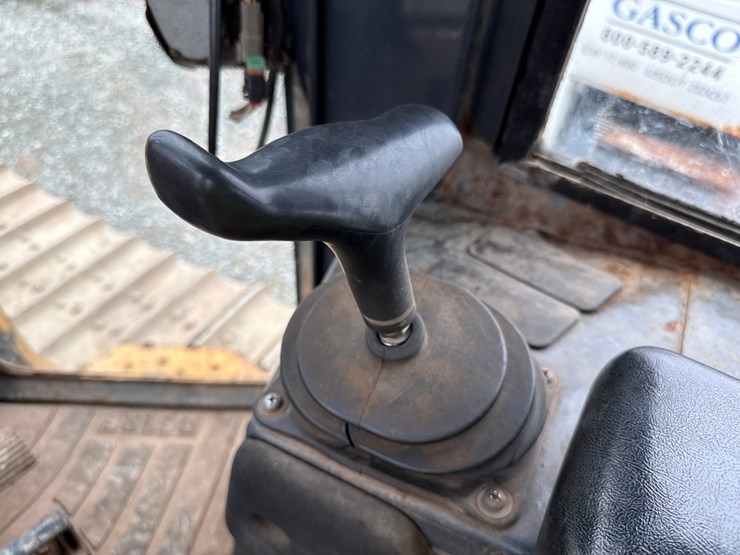 2005-deere-700j-xlt-image-38