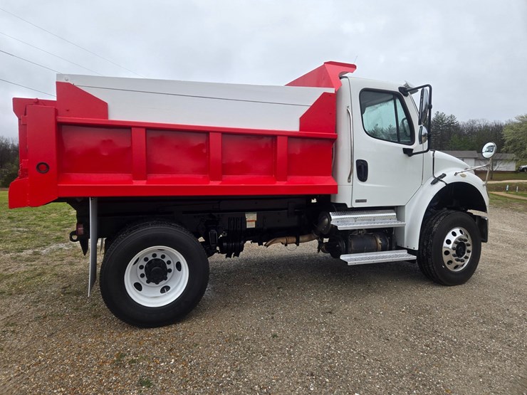 2012-freightliner-m2-106-image-17