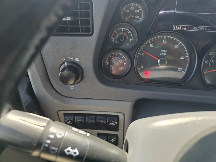 2017-peterbilt-579-image-56