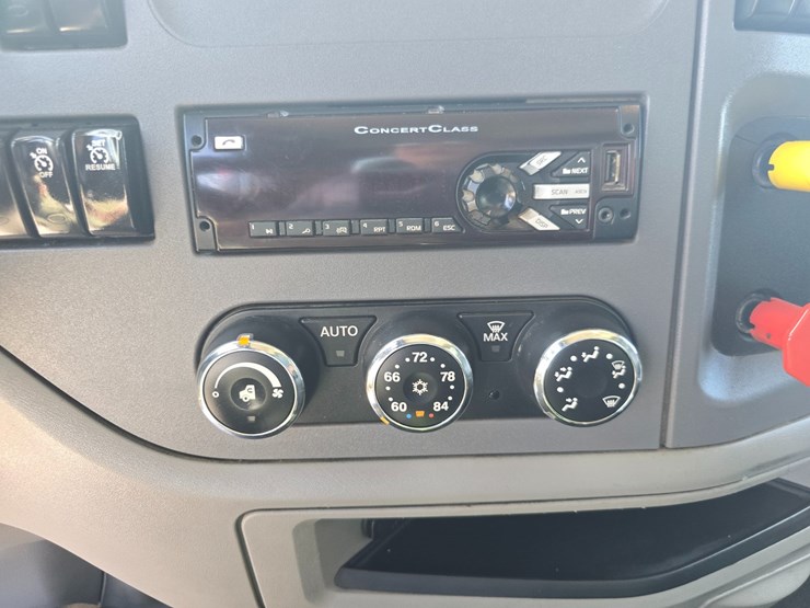 2017-peterbilt-579-image-48