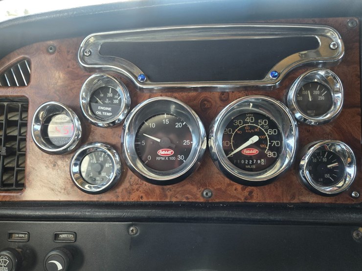 2005-peterbilt-379-image-68