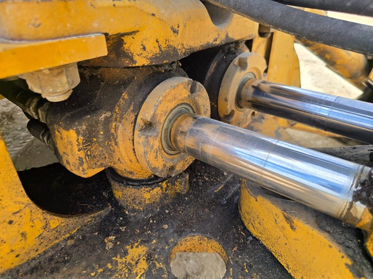 2005-caterpillar-420d-image-39