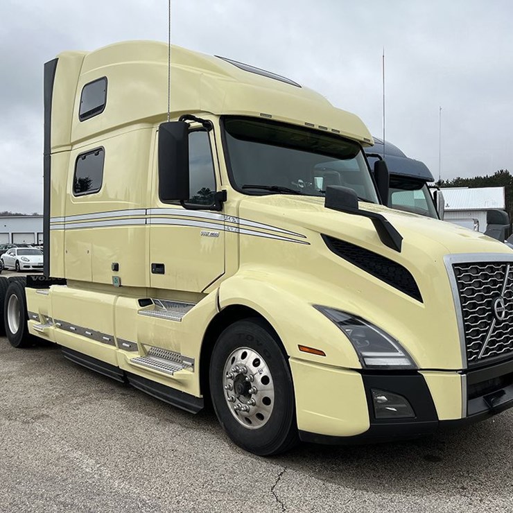 2023 VOLVO VNL860