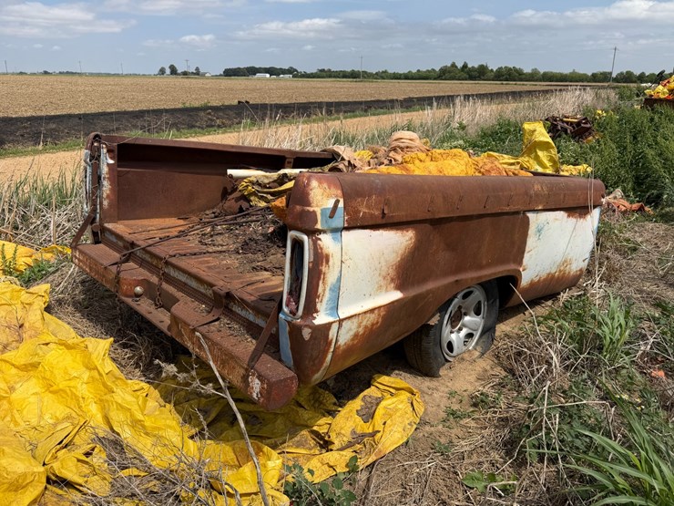 #45266-•-8.5'-bed-trailer-w/levee-spills-image-3