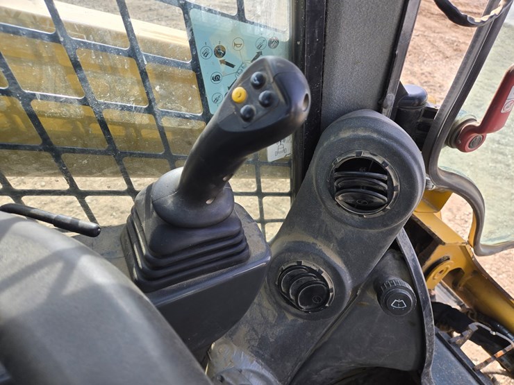 2019-caterpillar-259d3-image-38