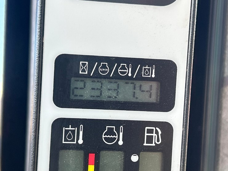 new-holland-l216-image-52