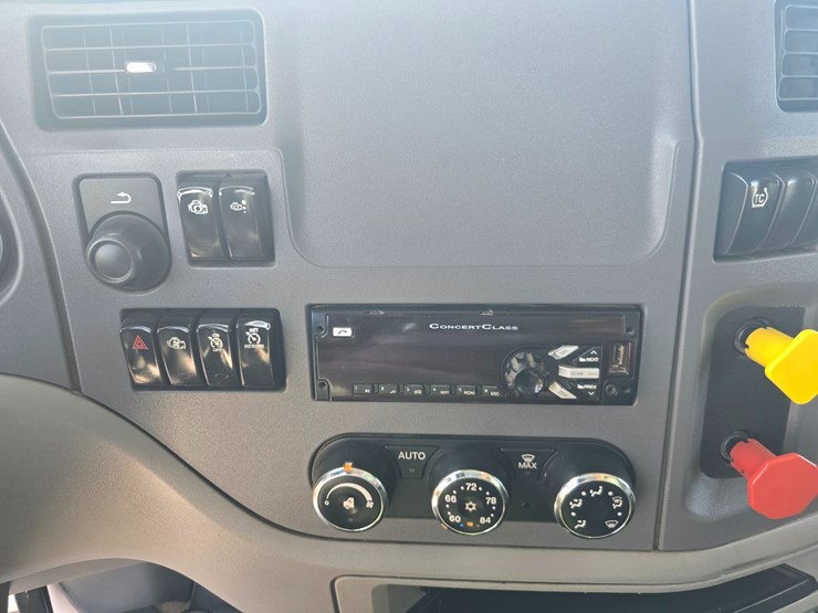 2017-peterbilt-579-image-47